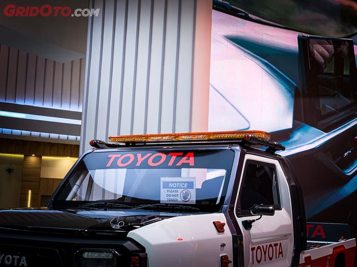Toyota Rangga pasang lampu rotator di atap