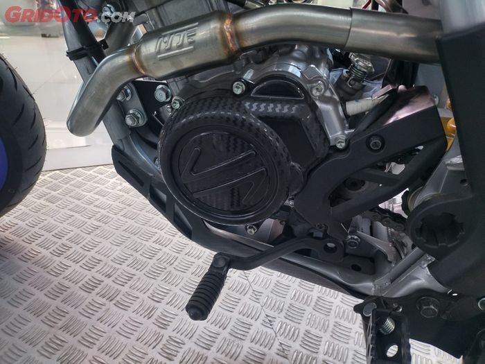 Selain pelek dan ban, Yamaha WR155R opsi supermoto juga mendapat cover pelindung mesin
