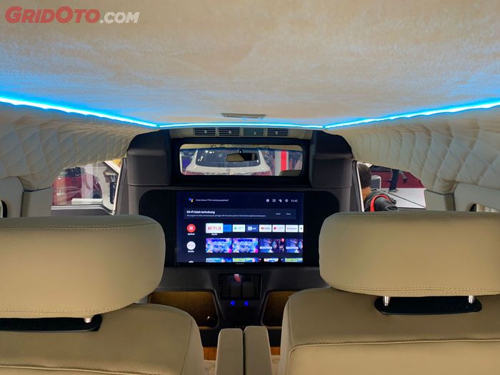 Partisi VIP dilengkapi Android TV 32 inci di kabin modifikasi DFSK Gelora E