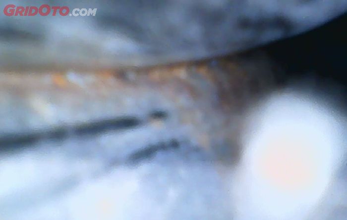 Penampakan spot diduga bibit karat di bagian sambungan plat dalam rangka eSAF milik Honda Scoopy buatan 2020