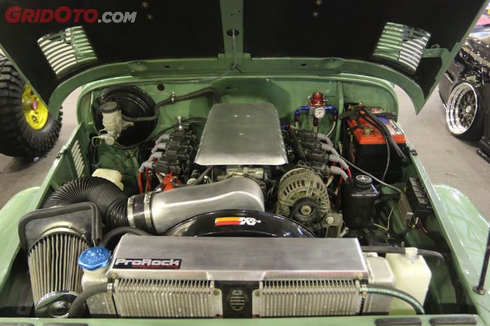 Msin V8 Corvette dicolok ke Toyota Hardtop FJ40