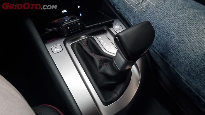 Saat tuas transmisi di mode S, pengemudi bisa mengaktifkan mode manual dengan menurunkan atau menaikkan tuas.