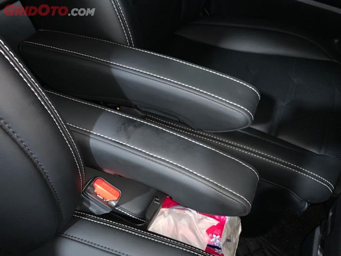 Custom arm rest pada jok baru Toyota Voxy