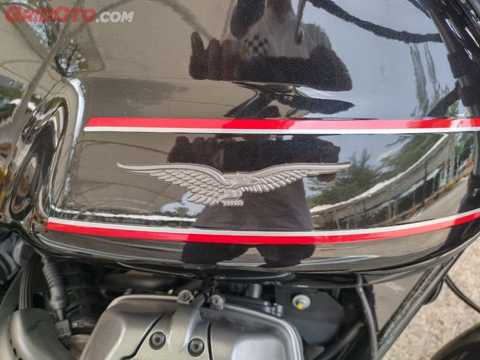 Garis merah di tangki Moto Guzzi V7 Stone Special kontras dengan warna bodi