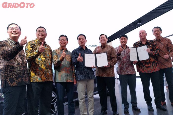 Penandatanganan MoU pengadaan charging station yang dihadiri jajaran direksi Hyundai Motors Indonesia, Hyundai ASEAN, dan Lippo Malls Indonesia.