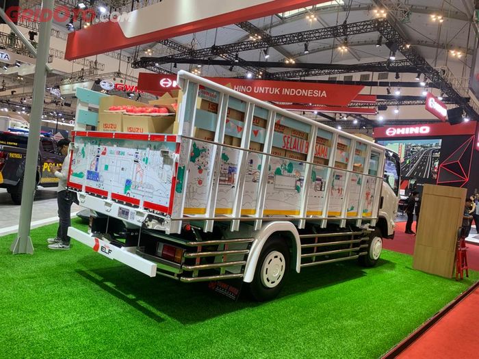 Tampilan belakang truk Isuzu Elf