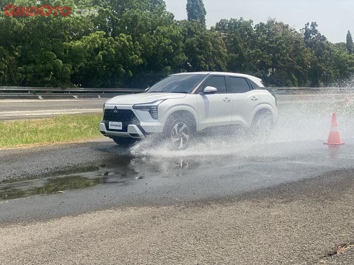 ILUSTRASI Berkendara menggunakan Mitsubishi XForce dengan kondisi jalan basah