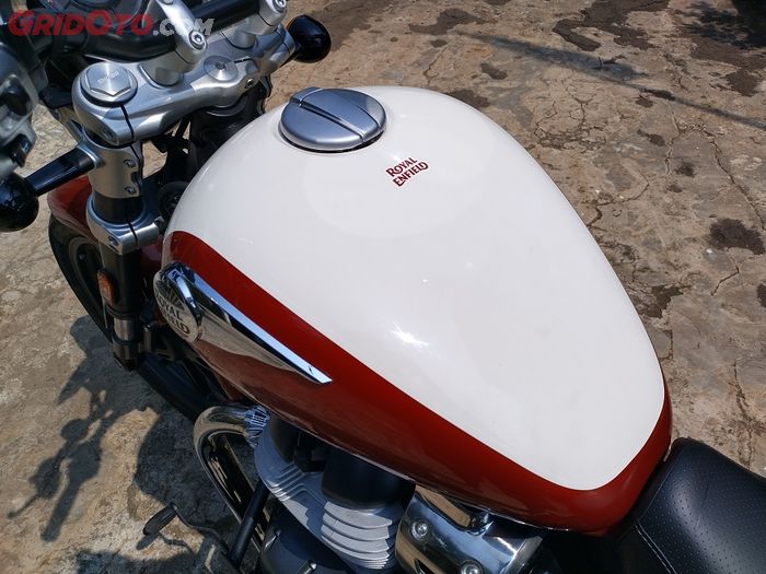 Tangki bensin Super Meteor 650 berkapasitas 15,7 liter