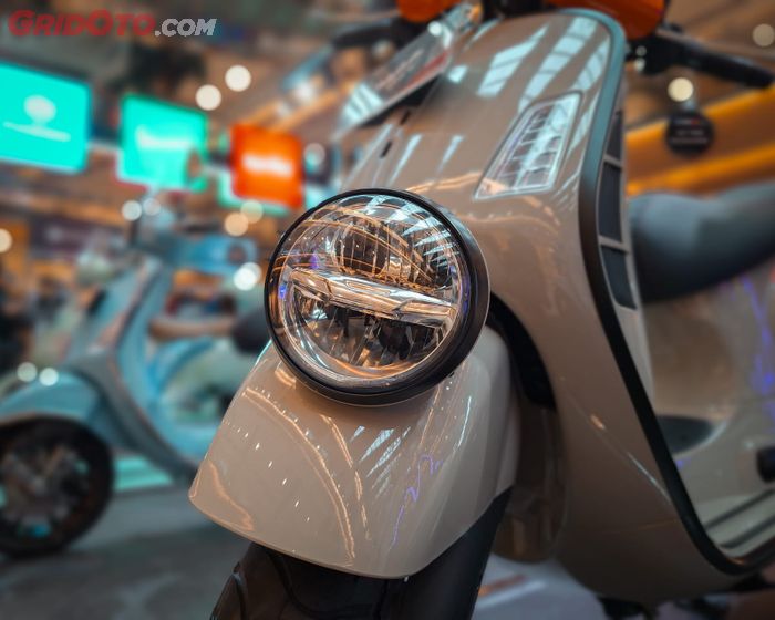 Headlamp Vespa GTV 300 dengan posisi rendah di sepatbor depan yang disebut 'Faro Basso'.