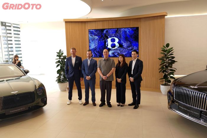 Jajaran direksi Bentley Jakarta, Bentley Asia Pasifik, serta Eurokars Group Indonesia hadir dalam peresmian dealer Bentley Jakarta.