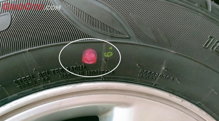Tanda bulatan merah pada dinding ban mobil