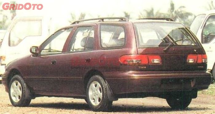 penampakan station wagon Timor SW516i yang diproduksi pada akhir 1990-an.