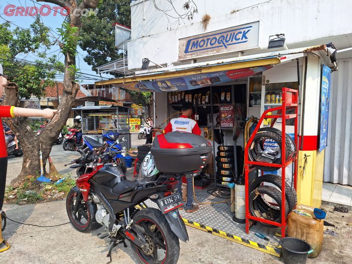 Bengkel Motoquick kasih isi angin Nitrogen Gratis 