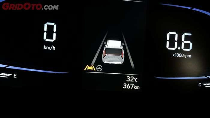 Tampilan panel instrumen Hyundai Stargazer ketika Lane Following Assist (LFA) dan Lane Keeping Assist (LKA) aktif.