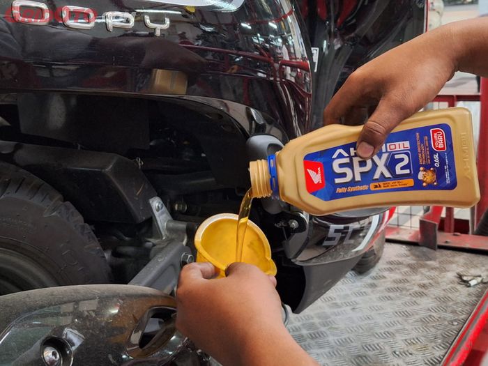 jangan paksakan Honda Genio, Honda BeAT, Honda BeAT Street dan Honda Scoopy terbaru pakai oli mesin sampai 800 cc.