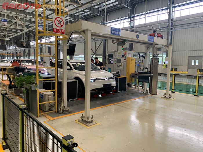 Final inspection tiap unit mobil yang diproduksi di pabrik Neta di Tongxiang