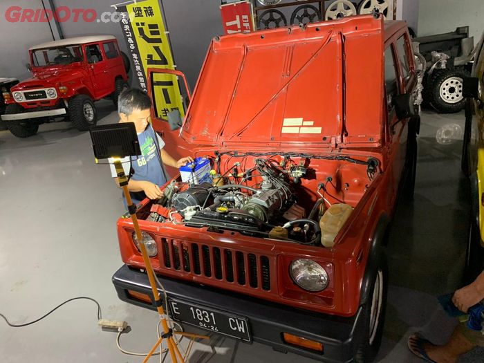 Suzuki Jimny sedang direstorasi