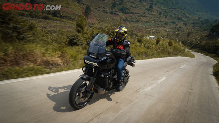 Riding position &amp; handling H-D Pan America 1250 Special memang didesain untuk berkendara jarah jauh
