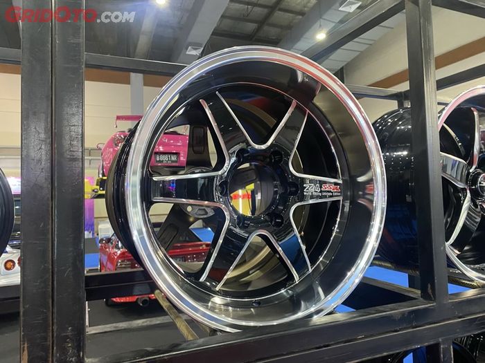 Speknya cukup sadis, bisa mencapai lebar 10,5 inci.