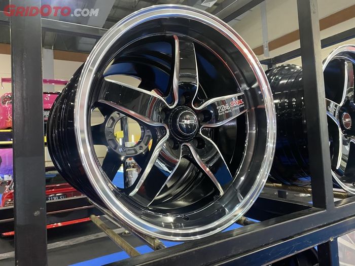 Pelek bergaya Thai Look untuk mobil Toyota Fortuner dan Mitsubishi Pajero.