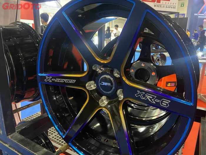 Pelek gaya Samlong punya finishing ala burnt effects di palang pelek.