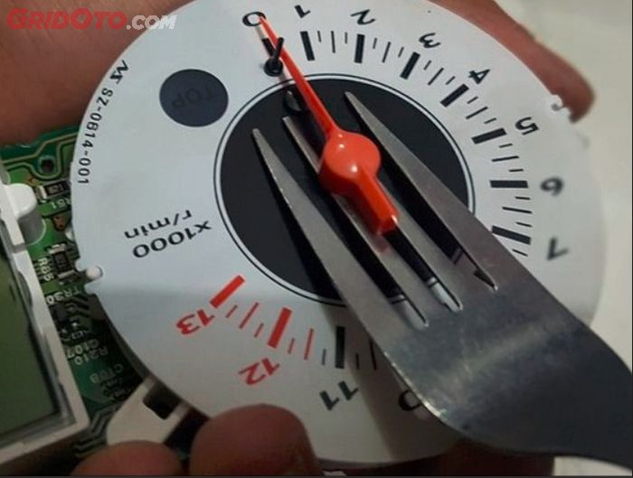Untuk melepas jarum speedometer bisa gunakan sendok atau garpu secara perlahan dan hati-hati