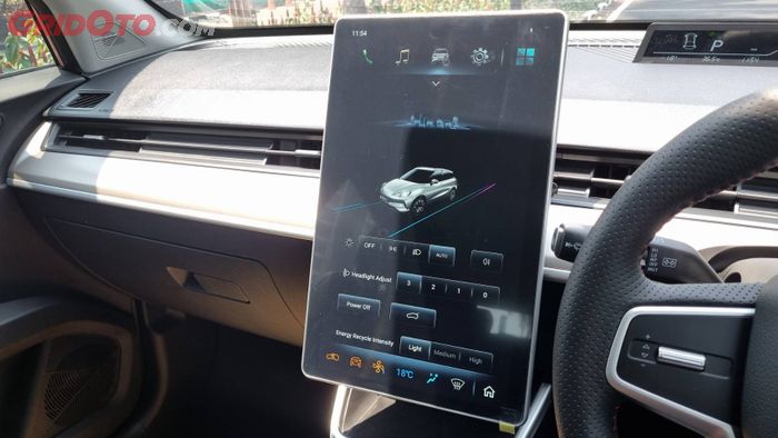 Lampu bisa dinyalakan lewat menu di head unit Neta V ini.