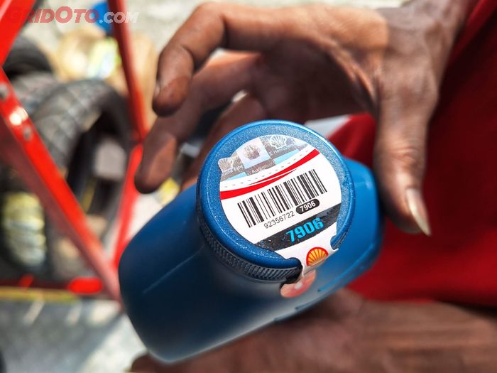Pada botol Shell Advance AX7 yang asli, Angka pada barcode akan berubah jika diberi air