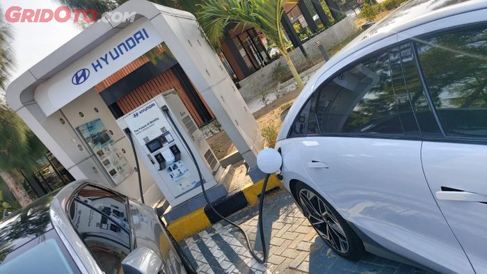 Hyundai Ioniq 6 mengisi baterai di SPKLU fast charging di Rest Area KM 207A