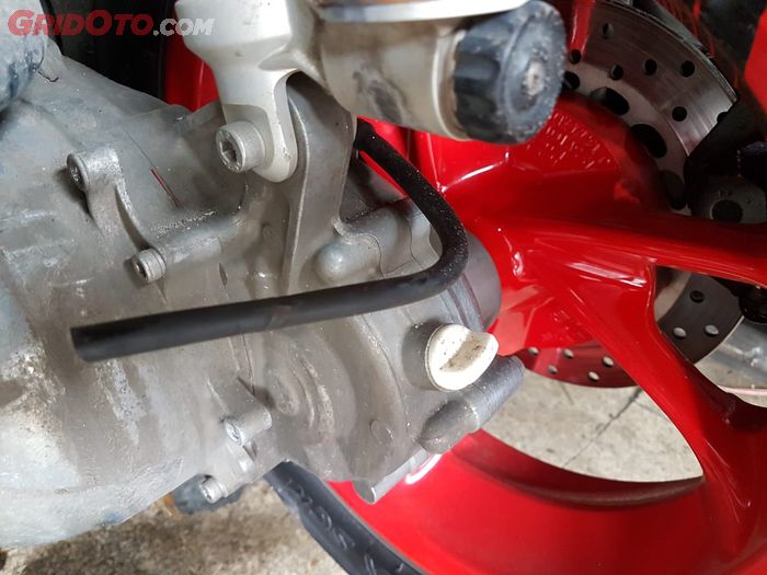 Kondisi selang hawa pada gardan yang getas atau retak memungkinkan air masuk ke gardan motor matic sehingga membuat oli gardan jadi berwarna putih 