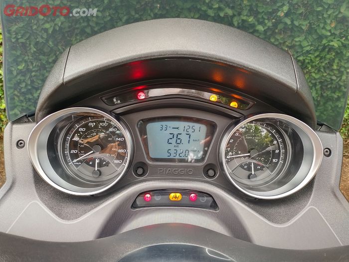 Panel instrumen Piaggio MP3 300 HPE Sport paduan analog besar dan digital di tengahnya