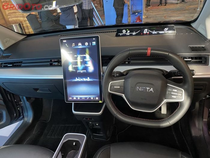 Interior mobil listrik Neta V dilengkapi dengan layar berukuran 14,6 inci.