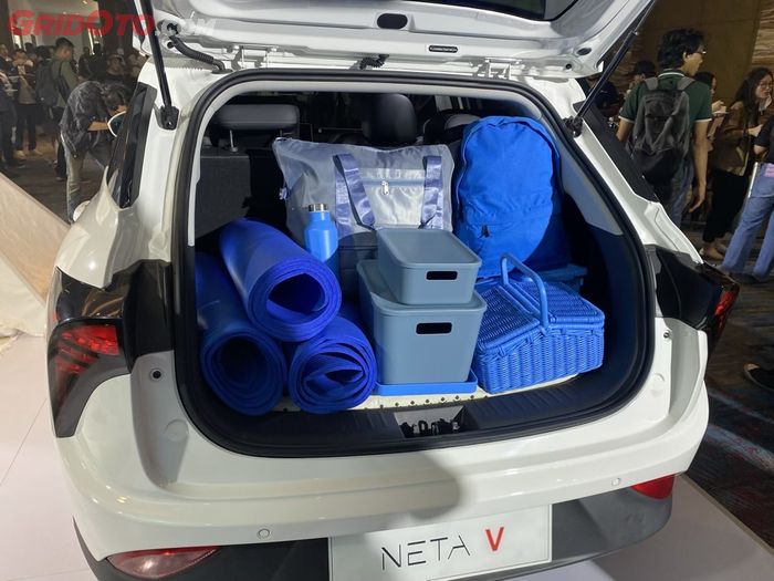 Mobil listrik Neta V punya volume bagasi seluas 335 liter dan bisa diperluas menjadi 552 liter.