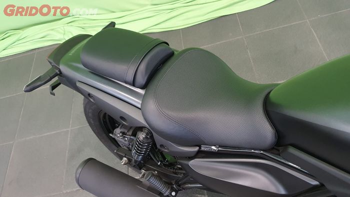 Kawasaki Eliminator mengusung jok model terpisah, tingginya hanya 735 mm