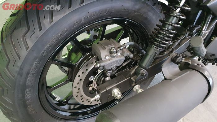 Cakram belakang Kawasaki Eliminator dijepit oleh kaliper 2 piston dari Nissin