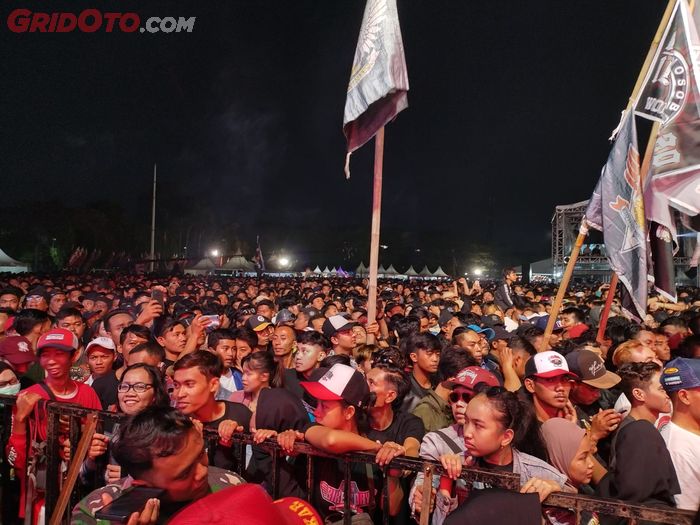 Ribuan komunitas motor Honda yang hadir bersiap menyaksikan sajian utama dengan bintang tamu Adella dan Happy Asmara