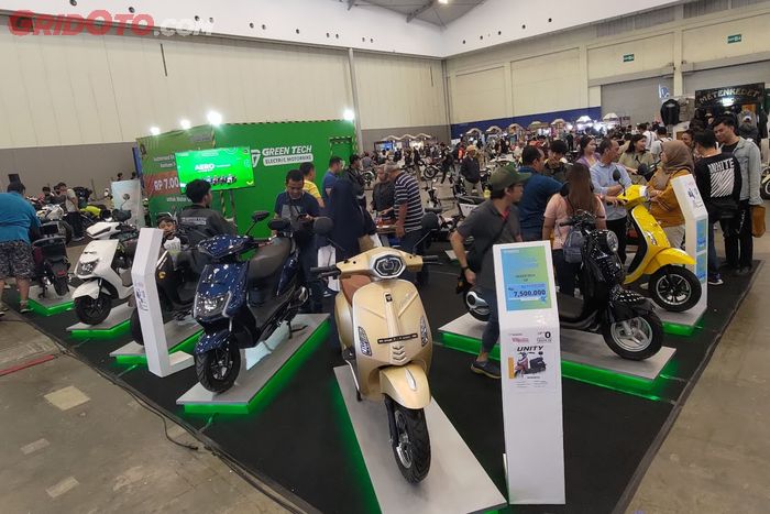 Modal UMR Jakarta sudah bisa bawa pulang motor listrik Greentech di IMOS+ 2023, masih dapat kembalian pula.