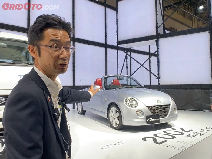 Takao Konita di sesi penjelasan di depan Daihatsu Copen pada Japan Mobility SHow 2023