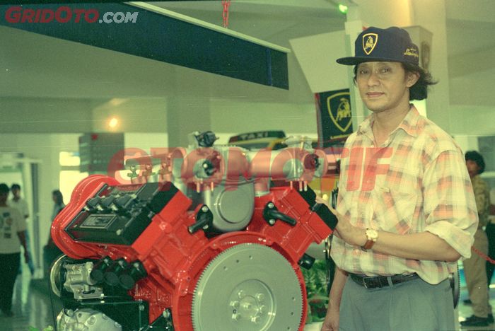 Setiawan Djody dengan mesin Lamborghini V6 2.000 cc yang dipamerkan di Surabaya pada 1994