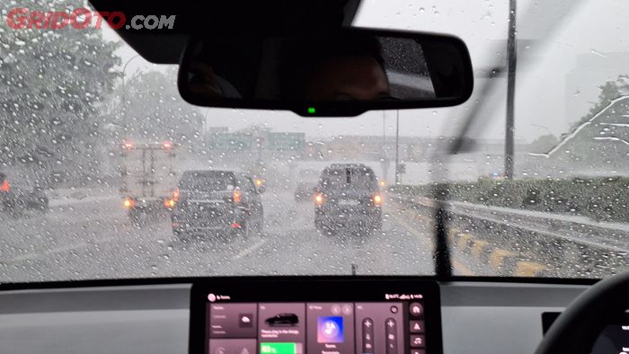 Ahli ungkap berapa jaga jarak yang aman di jalan saat hujan deras.