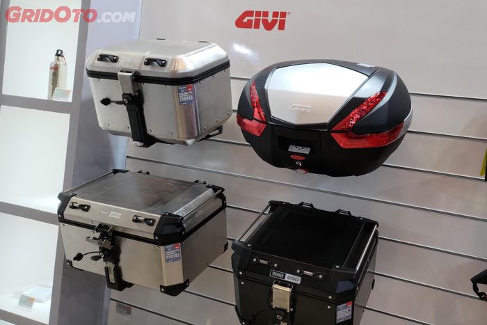 Top box motor Givi tipe monokey memang terlihat lebih gagah, tapi kurang cocok digunakan di motor 250 cc ke bawah karena bobotnya berat.