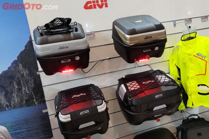 Top box motor Givi tipe monolock yang terbuat dari plastik cocok untuk motor 250 cc ke bawah karena bobotnya lebih ringan.