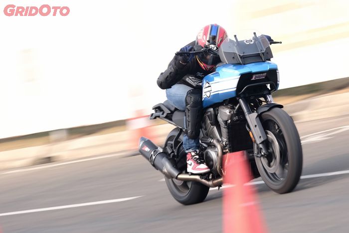 Melawan kodrat, motor adventure Harley-Davidson Pan America ikutan balap drag race HI-DRONE 2023.