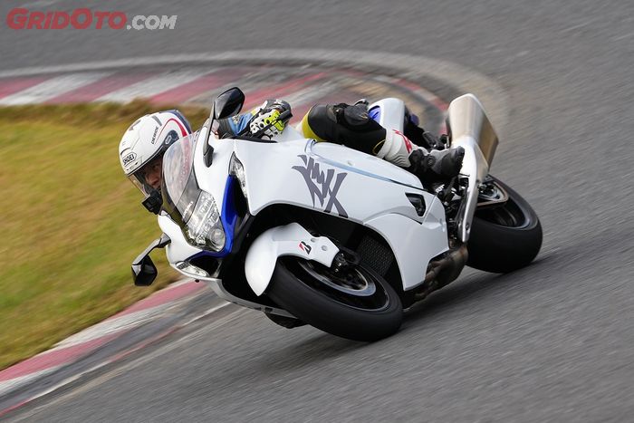 Tak tanggung-tanggung kami juga mencoba nikmatnya cornering dengan Bridgestone S23 terbaru pakai Suzuki Hayabusa!