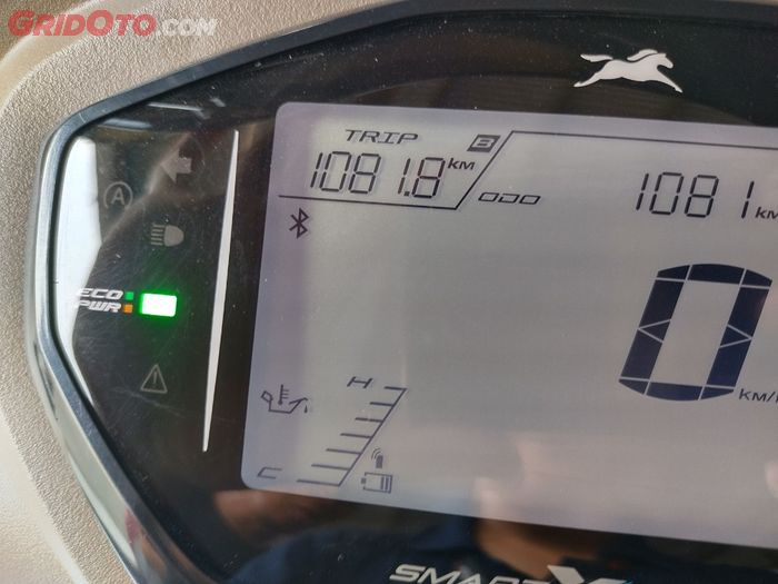 Terdapat indikator suhu mesin di TVS Callisto Intelligo yang sudah cukup jarang di skutik Jepang