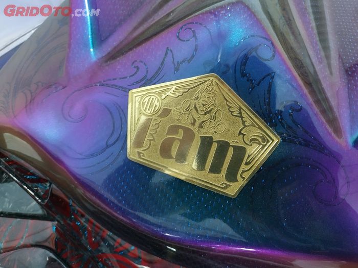 Plakat Gatotkaca dan inisial nama Iksan dari kuningan pada Honda CBR250RR Juara HMC 2023
