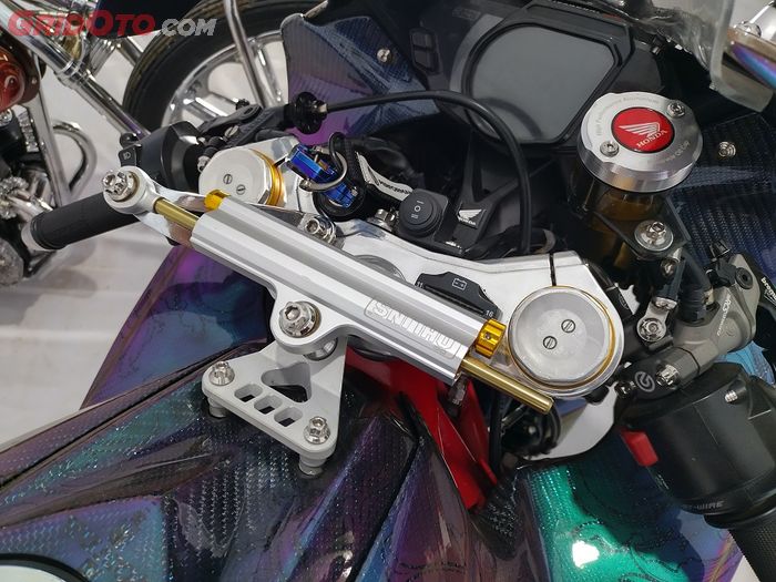 Steering damper Ohlins dipasang di segitiga atas Honda CBR250RR Juara HMC 2023