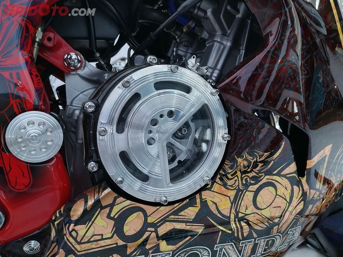 Cover kopling tembus pandang  pada Honda CBR250RR Juara HMC 2023 ini terinspirasi dari dry clutch Ducati