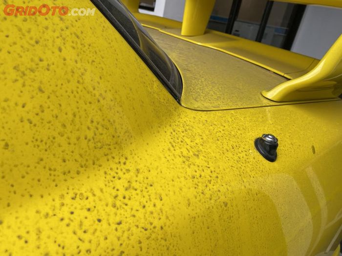Ilustrasi. Mobil jarang dicuci bisa bikin jamur di permukaan cat mobil