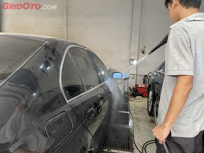 Segera cuci mobil jika terkena air hujan, jangan dibiarkan mengering ya.